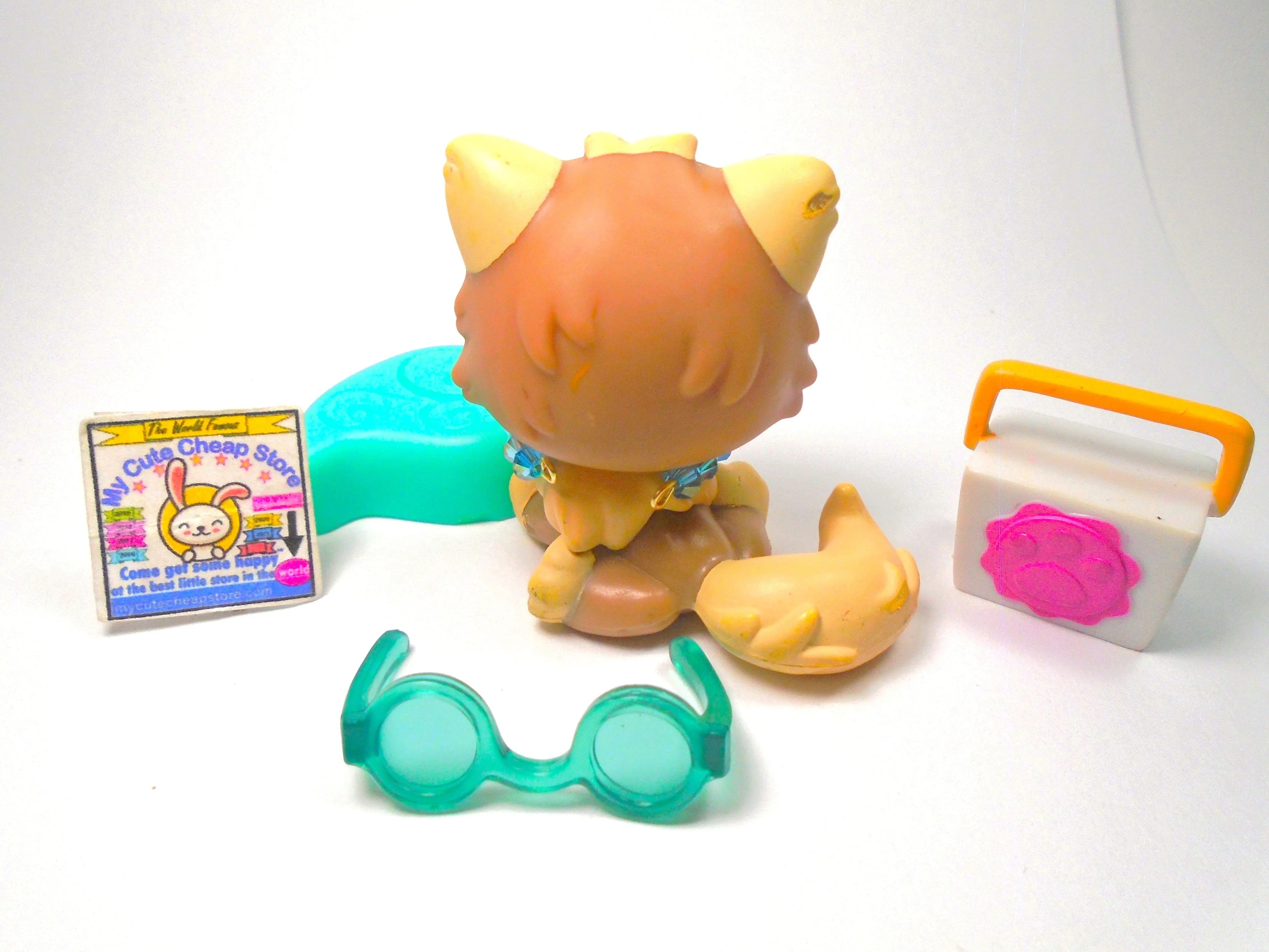 Littlest Pet Shop walking cat #1679 with cute accessories